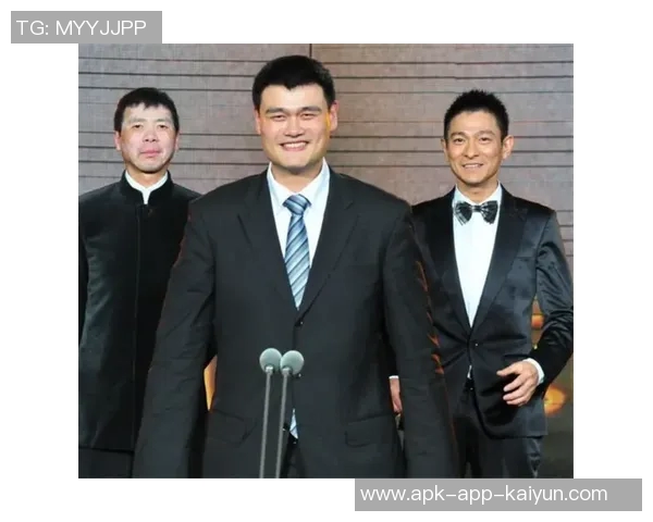 姚明与篮网新秀杰明同框合影引发热议谁能在巨人面前不变矮人